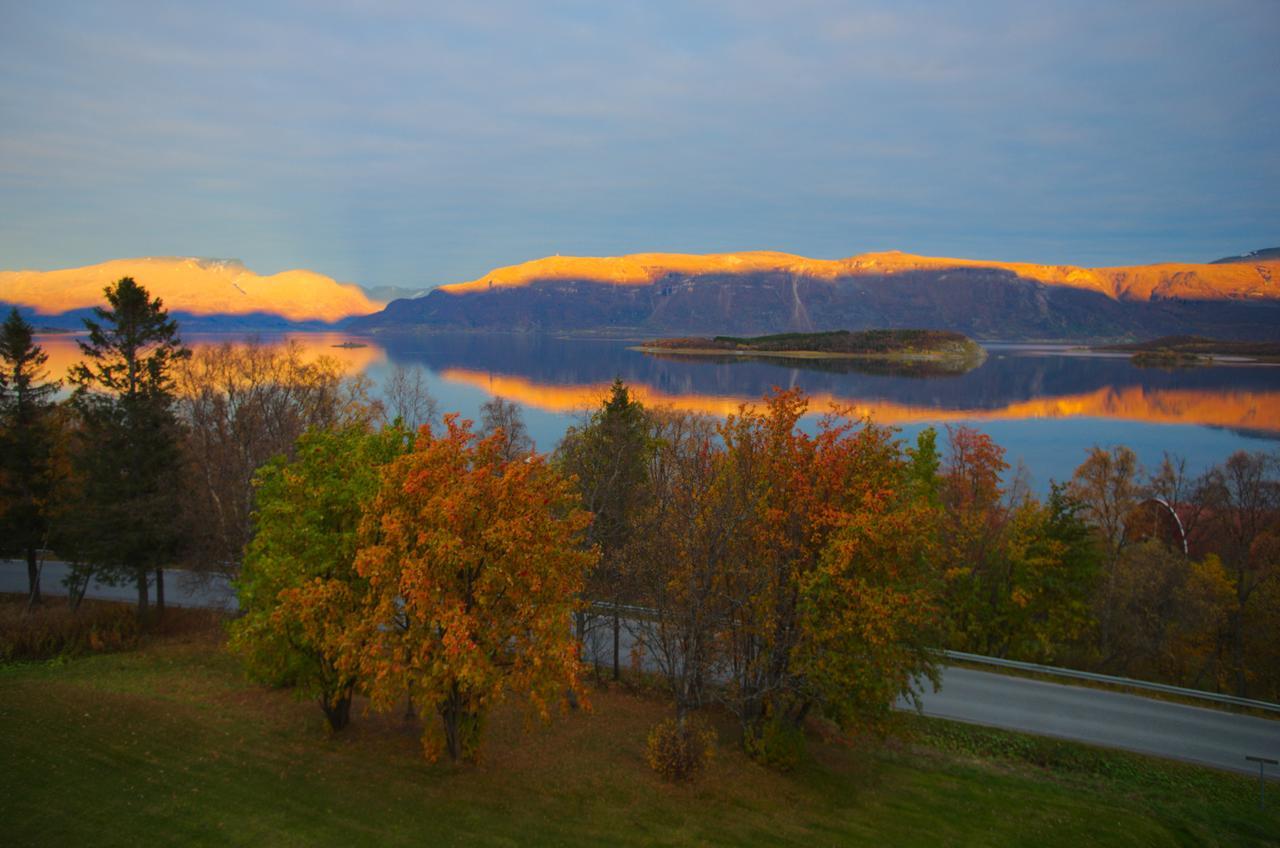 Отель Solhov, Castle Of The Lyngen Alps Lyngseidet Экстерьер фото